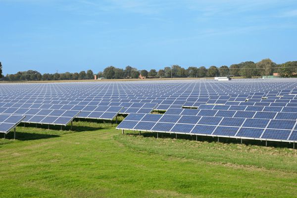 The Ultimate Guide to Ground Mount Solar System Costs in 2025: ROI, Comparisons